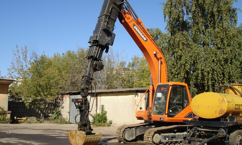 Аренда гусеничного экскаватора Doosan S225NLC-V с грейфером