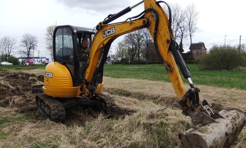 Аренда мини-экскаватора JCB-8035 с планировочным ковшом